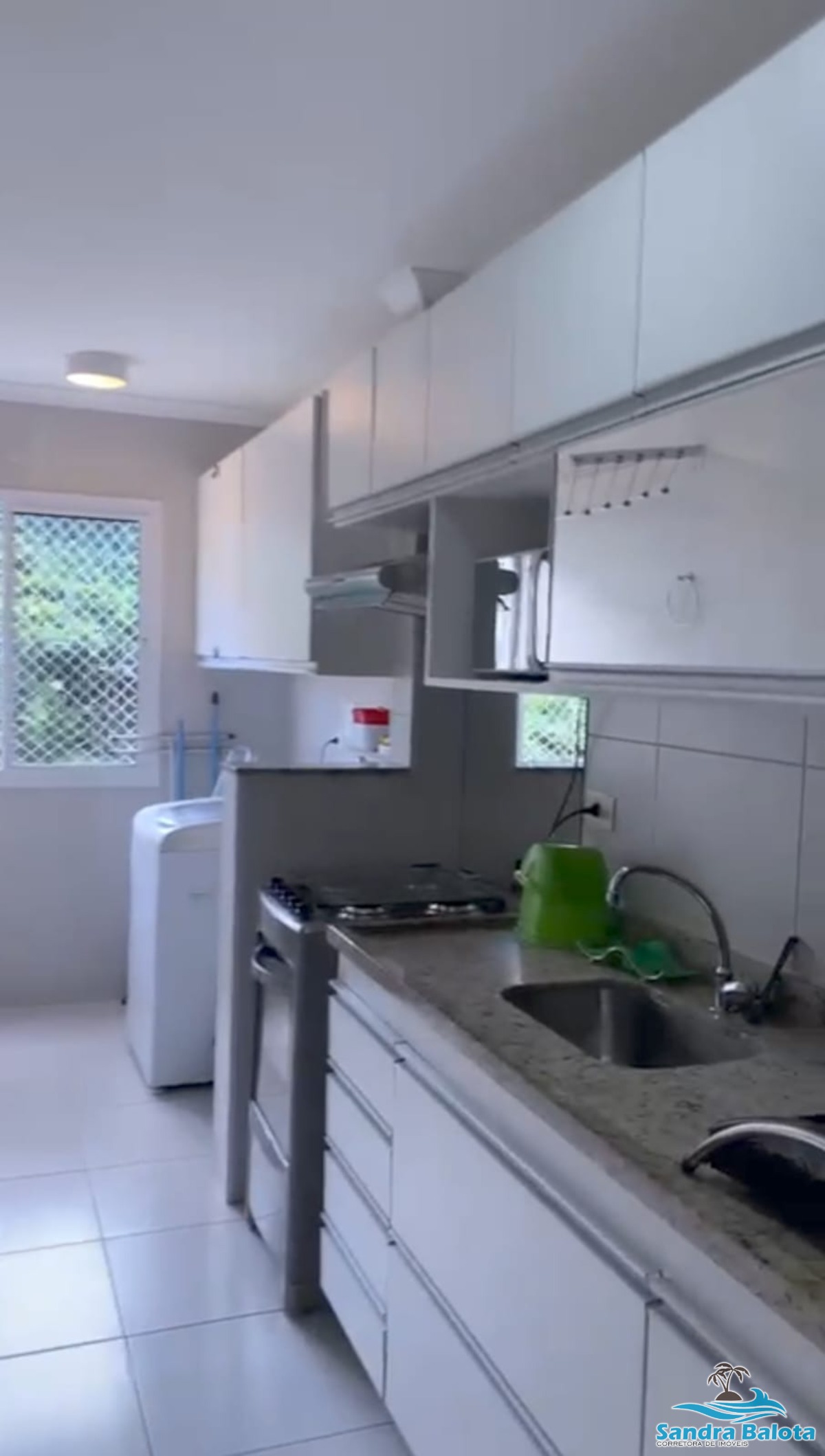 Apartamento com 2 dormitórios sendo 1 suíte à 100 metros da 