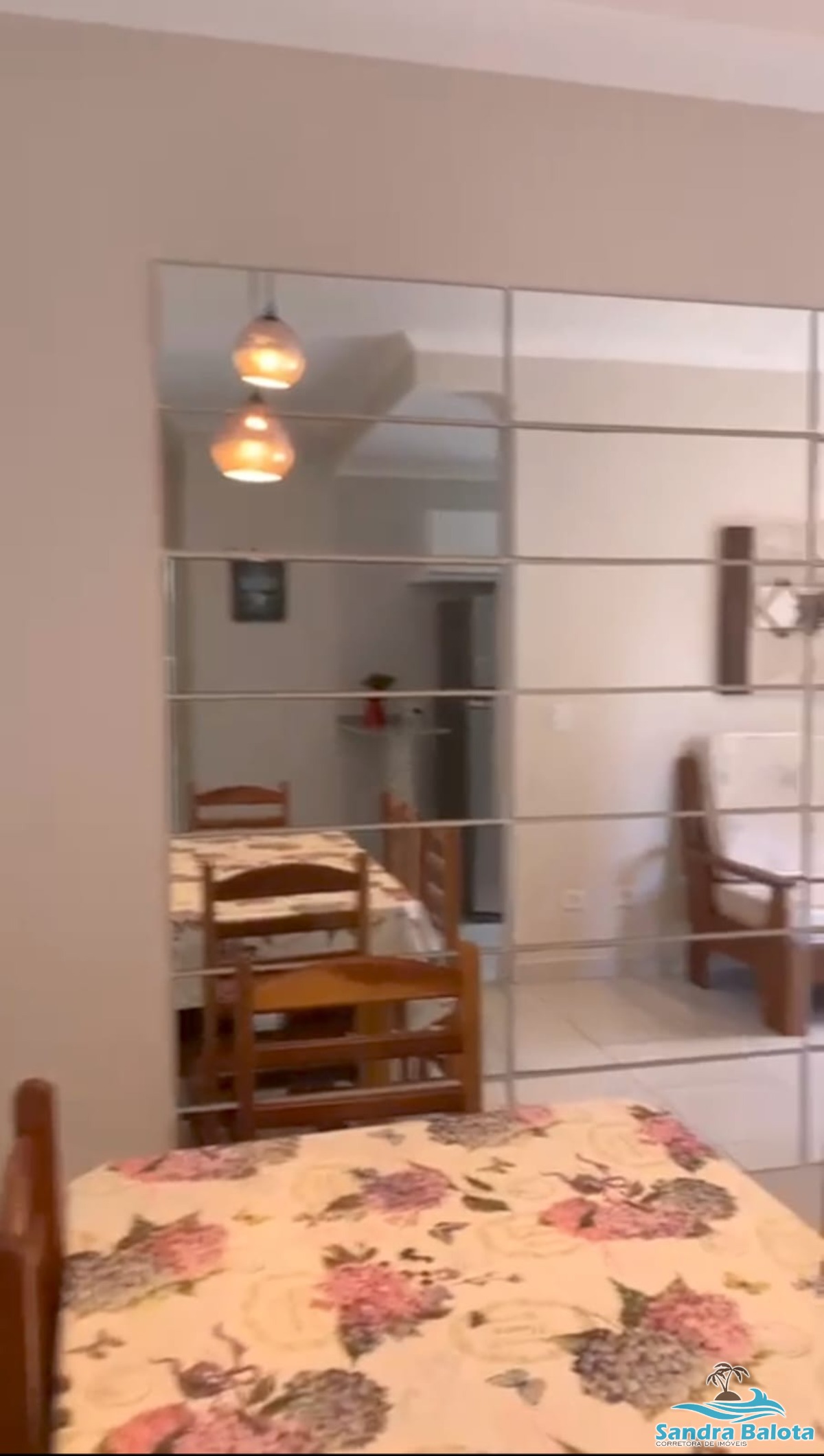 Apartamento com 2 dormitórios sendo 1 suíte à 100 metros da 